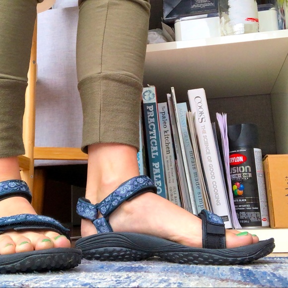 Teva Hurricane Sandals with Blue Hibiscus Straps - Picture 5 of 14
